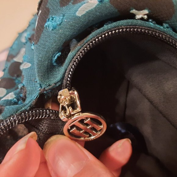 Tommy Hilfiger - Picture 2 of 9